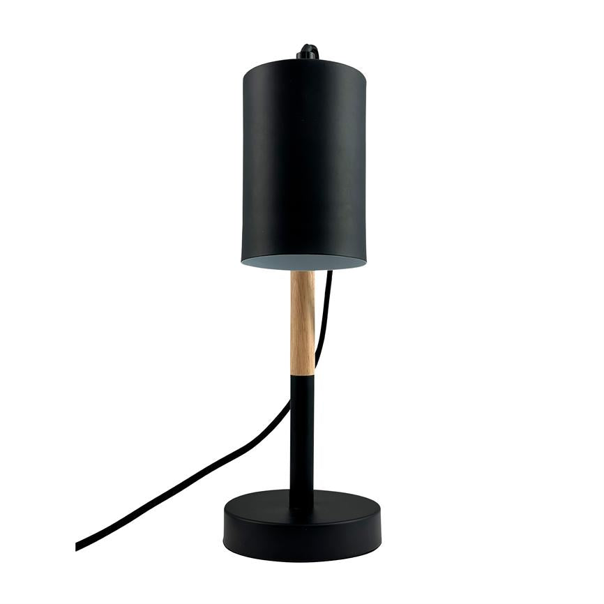 Schwarze Tischleuchte mit zylindrischem Schirm und Holzeinsatz steht auf einem runden Sockel; schwarzer Draht verläuft seitwärts; minimalistisches, modernes Design auf weißem Hintergrund.