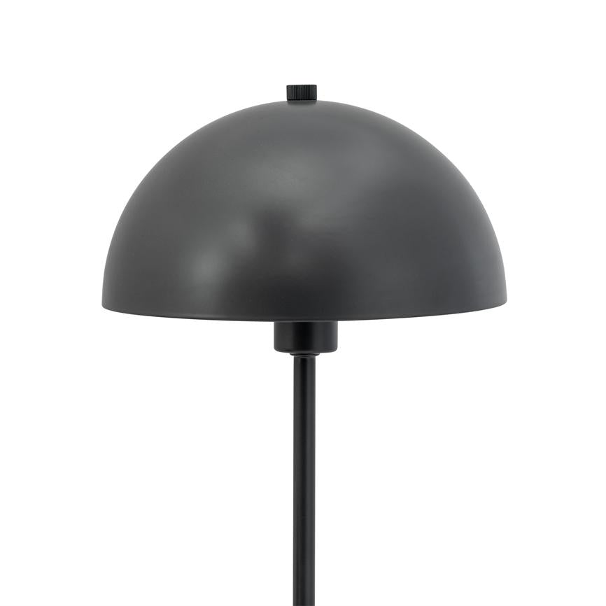 Schwarze kuppelförmige Lampe mit mattem Finish, montiert auf einem schlanken Rundstab; der Bildschirm hat oben ein kleines Zifferblatt; vor einem einheitlichen weißen Hintergrund platziert.