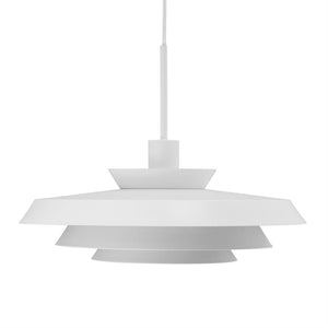 Ein weißer, vielschichtiger pendel-Lampe hängt an einer Schnur; Die Schirme bilden breite, flache konische Ringe vor einem gleichmäßig weißen Hintergrund.
