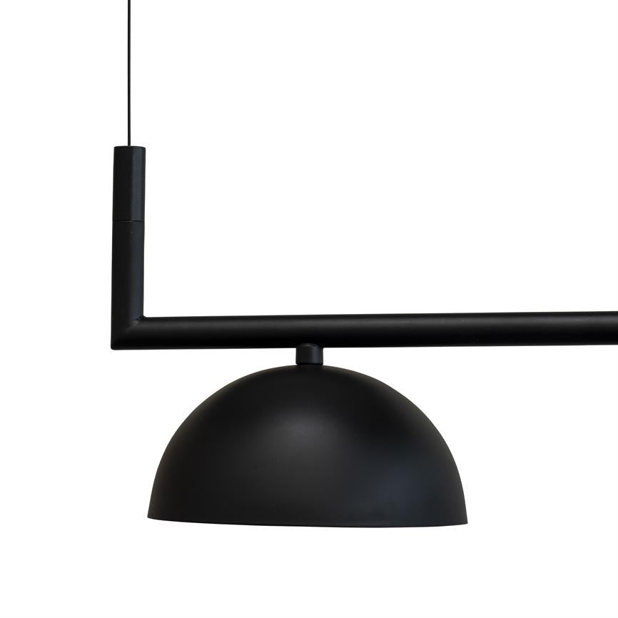 Schwarze Pendelleuchte mit halbkugelförmigem Schirm, hängt an einem horizontalen Metallstab und einem dünnen Draht; Modernes, minimalistisches Design isoliert vor einem sauberen weißen Hintergrund.