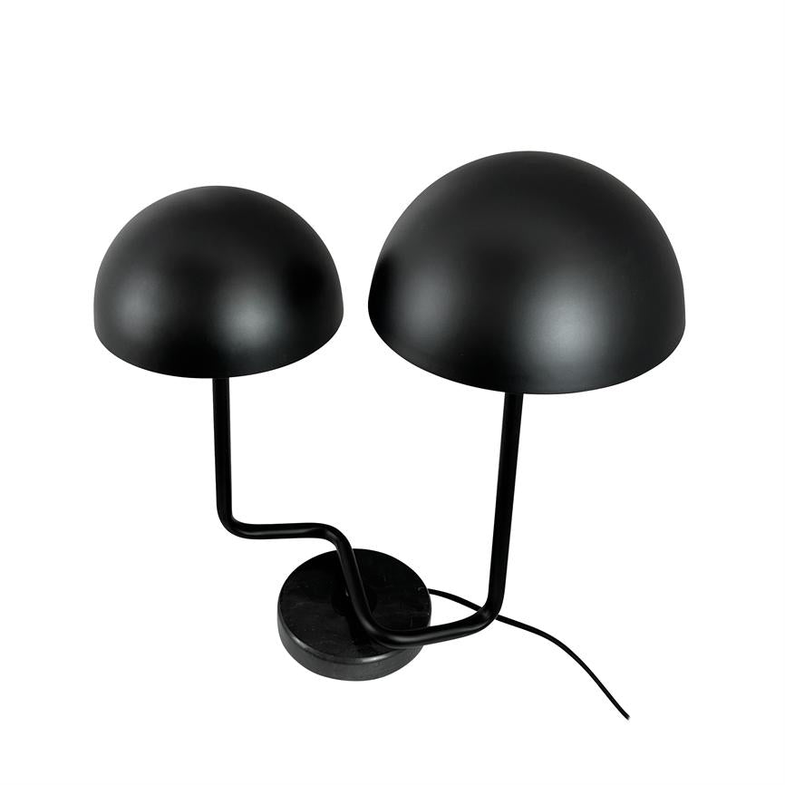 Schwarze Doppeltischlampe mit zwei gewölbten Schirmen an gedrehten Stäben, montiert auf einem runden Sockel; steht still als Produktfoto vor einem sauberen, weißen Hintergrund.
