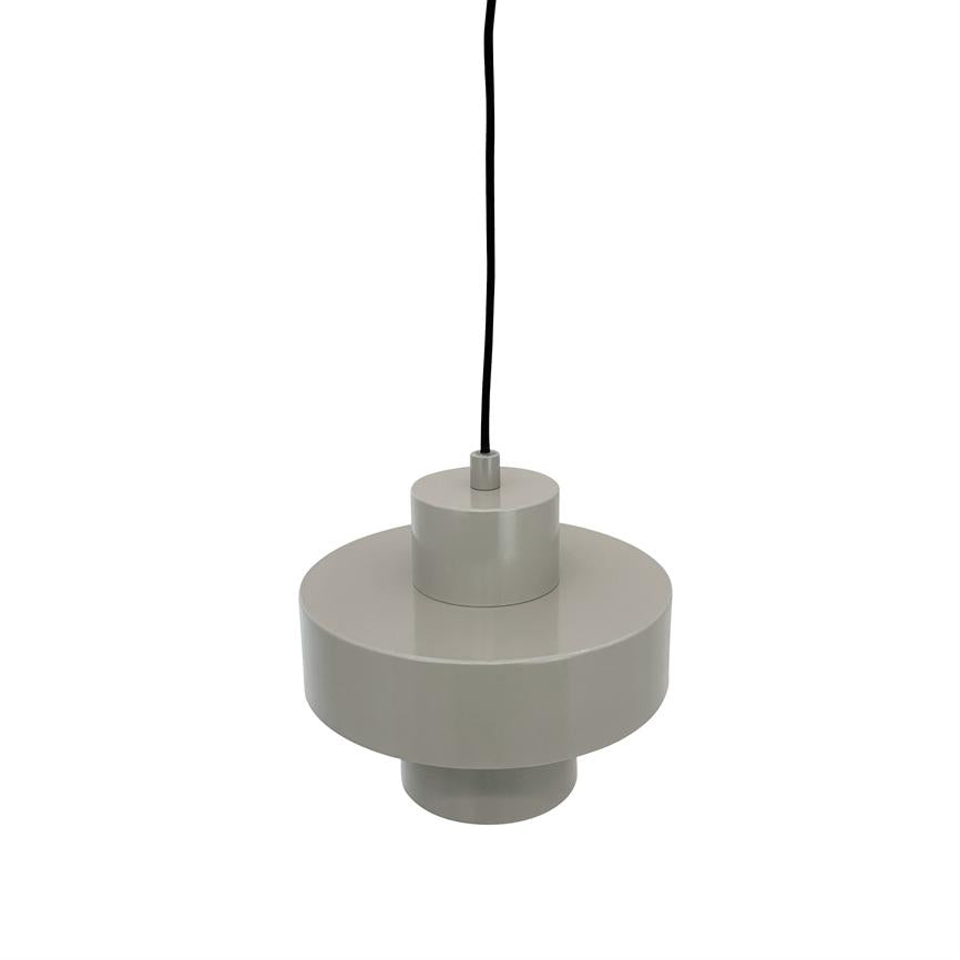 Pendelleuchte aus grauweißem Metall hängt an einer schwarzen Schnur über einem neutralweißen Hintergrund; Zwei zylindrische Stufen bilden ein modernes, geschichtetes Design.