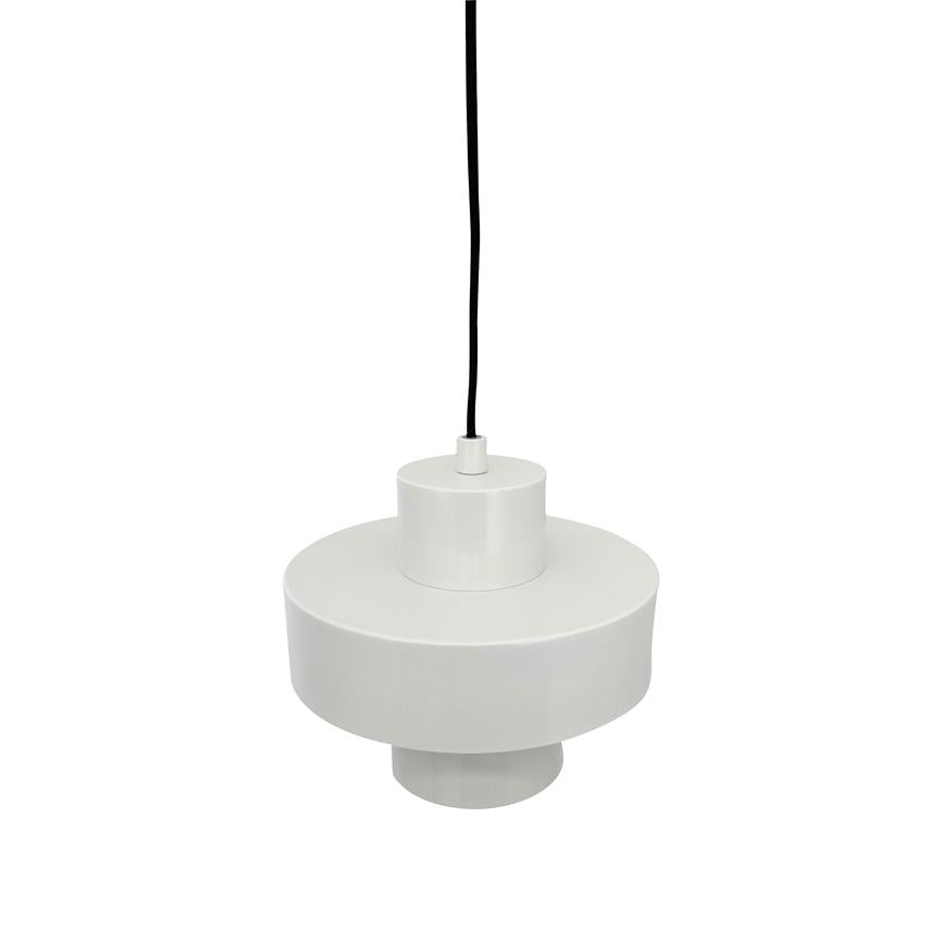 Loftlampe hænger i en sort kablet ledning; mat hvid, rund, lagdelt skærm med to cylindriske sektioner; enkel, moderne form mod ensartet hvid baggrund.