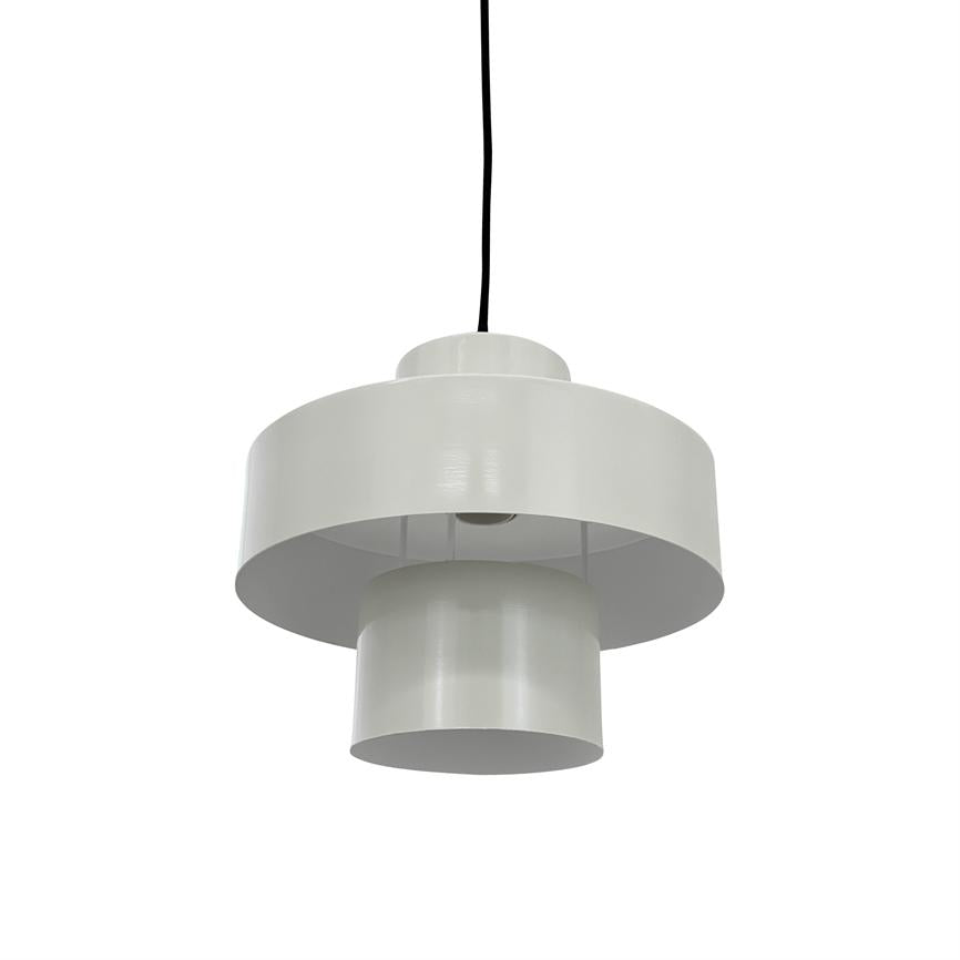 En hvid metalpendel hænger i en sort ledning; lampens to cylindriske skærme (stor øvre, mindre nedre) danner et lagdelt design. Omgivelser: neutral hvid baggrund.