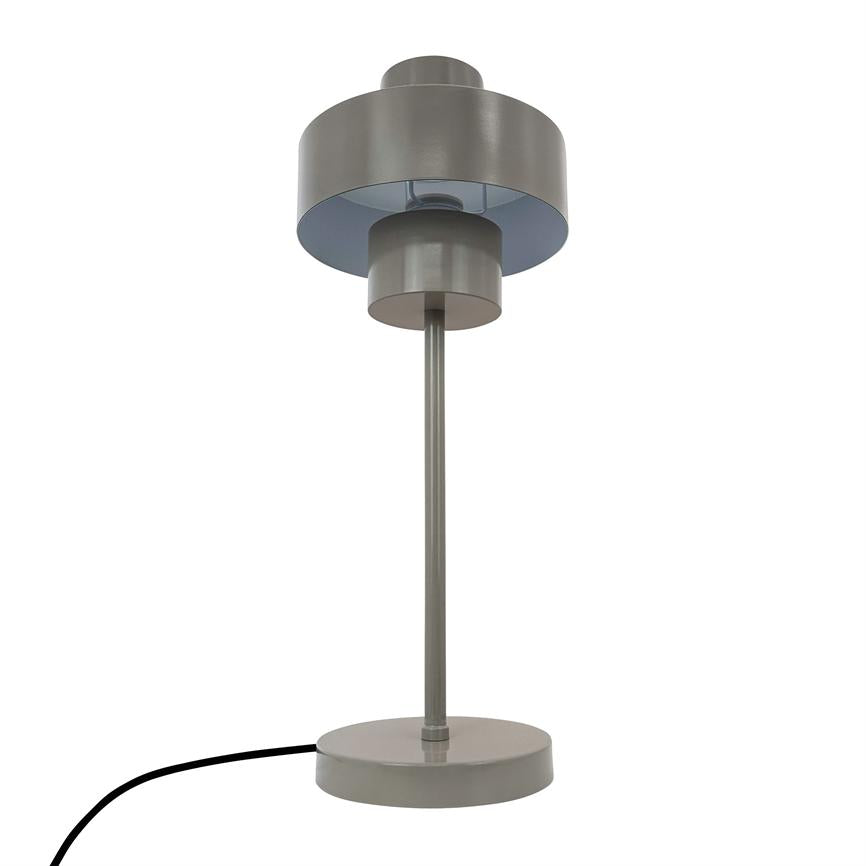 Metallisk bordlampe står oprejst på en rund fod, med en tynd midtersøjle og en dobbeltlags rund skærm; sort ledning løber ud til siden på hvid baggrund.