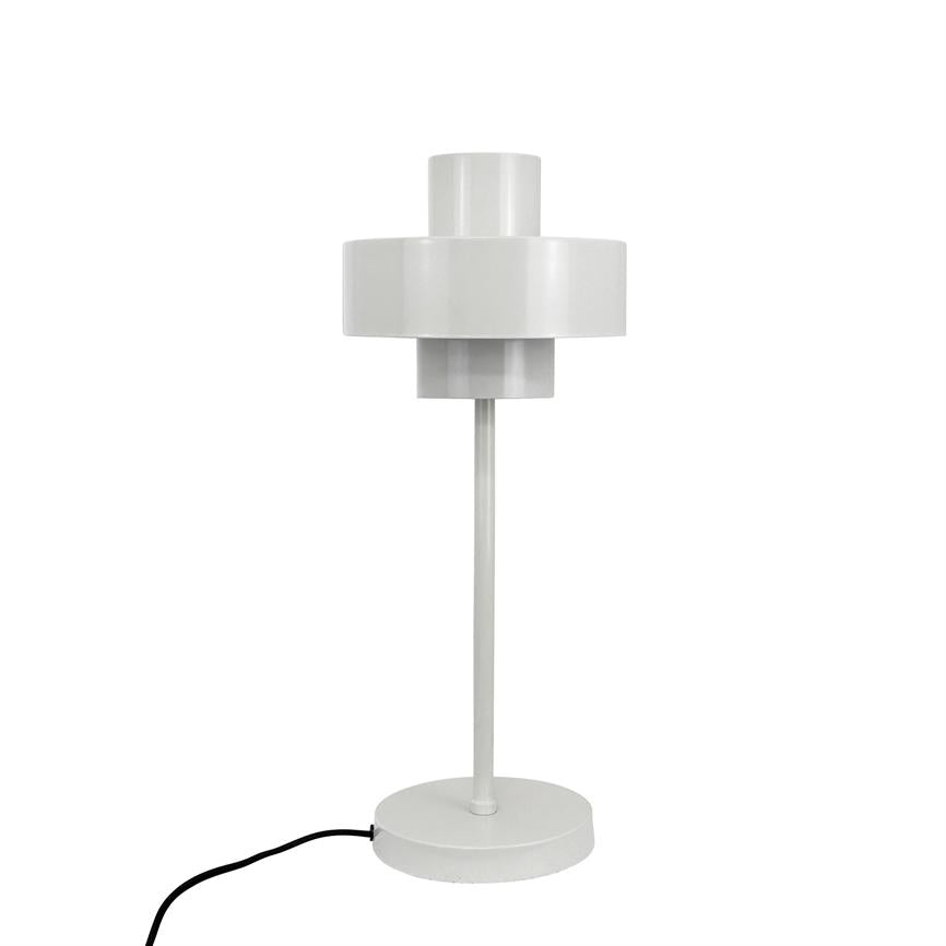 Weiße Tischleuchte steht auf rundem Sockel; Ein schlanker Metallstab führt zu einem zweistufigen zylindrischen Schirm. Die Lampe wird vor einem einheitlichen weißen Hintergrund platziert, mit einem schwarzen Kabel auf der linken Seite.