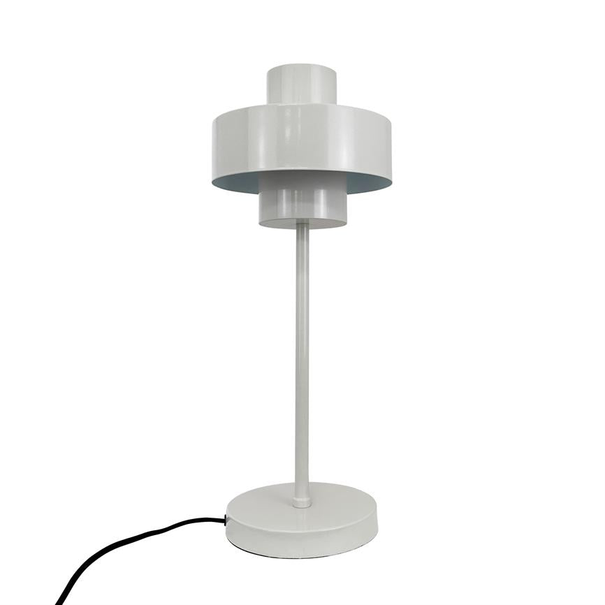 Tischlampe steht aufrecht auf weißem Hintergrund; zylindrischer Schirm in zwei Ebenen, dünner Stab und runder Sockel, schwarzes Kabel sichtbar.