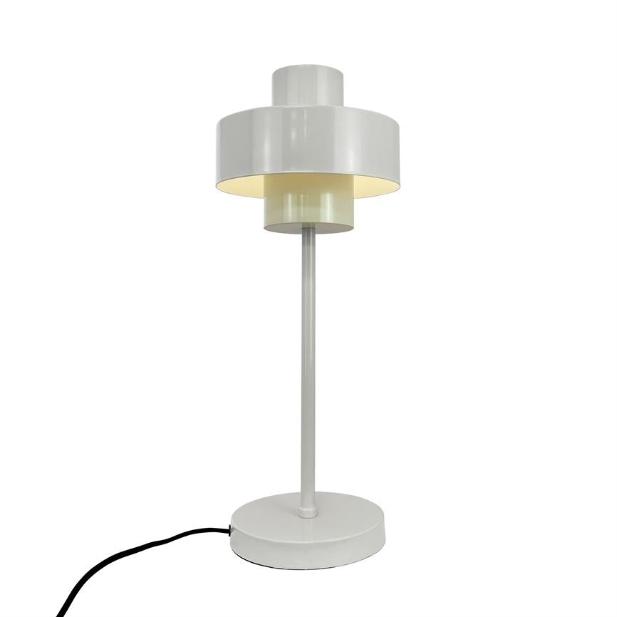 Weiße Tischlampe mit geschichteten zylindrischen Schirmen steht beleuchtet auf einem schlanken Stab und einem runden Sockel; Der schwarze Draht verläuft seitlich vor einem neutralweißen Hintergrund.