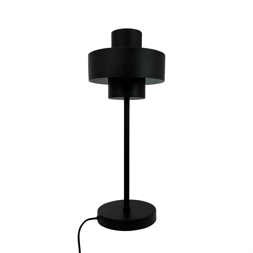 Schwarze Tischleuchte (Objekt) mit zweistufigem zylindrischen Schirm (Wirkung: abstehend) auf schlankem Stab und rundem Sockel, mit sichtbarer Kordel, vor einem einheitlichen weißen Hintergrund (Kontext).