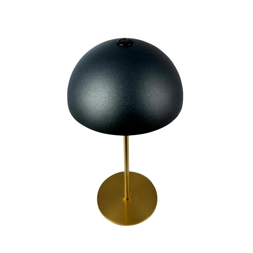 Die schwarze halbkugelförmige Tischlampe steht auf einem schlanken goldfarbenen Mast mit rundem Sockel; Der Bildschirm ist matt und minimalistisch und steht vor einem einheitlichen weißen Hintergrund.