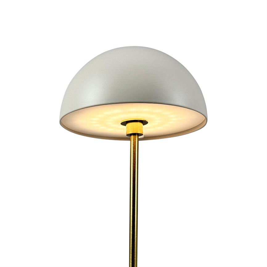 Lampe mit weißem halbkugelförmigem Lampenschirm, der auf einem schlanken goldfarbenen Stab vor einem gleichmäßig weißen Hintergrund warmes, diffuses Licht nach unten abstrahlt.