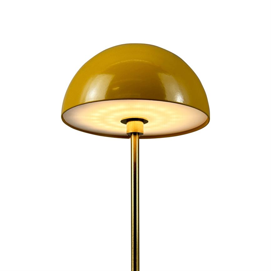 Gelbe, glänzende Deckenleuchte leuchtet nach unten; Der runde Lampenschirm sitzt auf einer schlanken goldfarbenen Stange im Vordergrund vor einem neutralweißen Hintergrund.