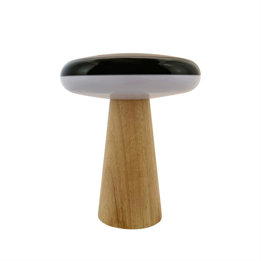 Tischleuchte steht auf einem konischen, hellen Holzsockel; weißer Mittelteil und glänzend schwarze runde Oberseite, vor einem einheitlichen weißen Hintergrund.