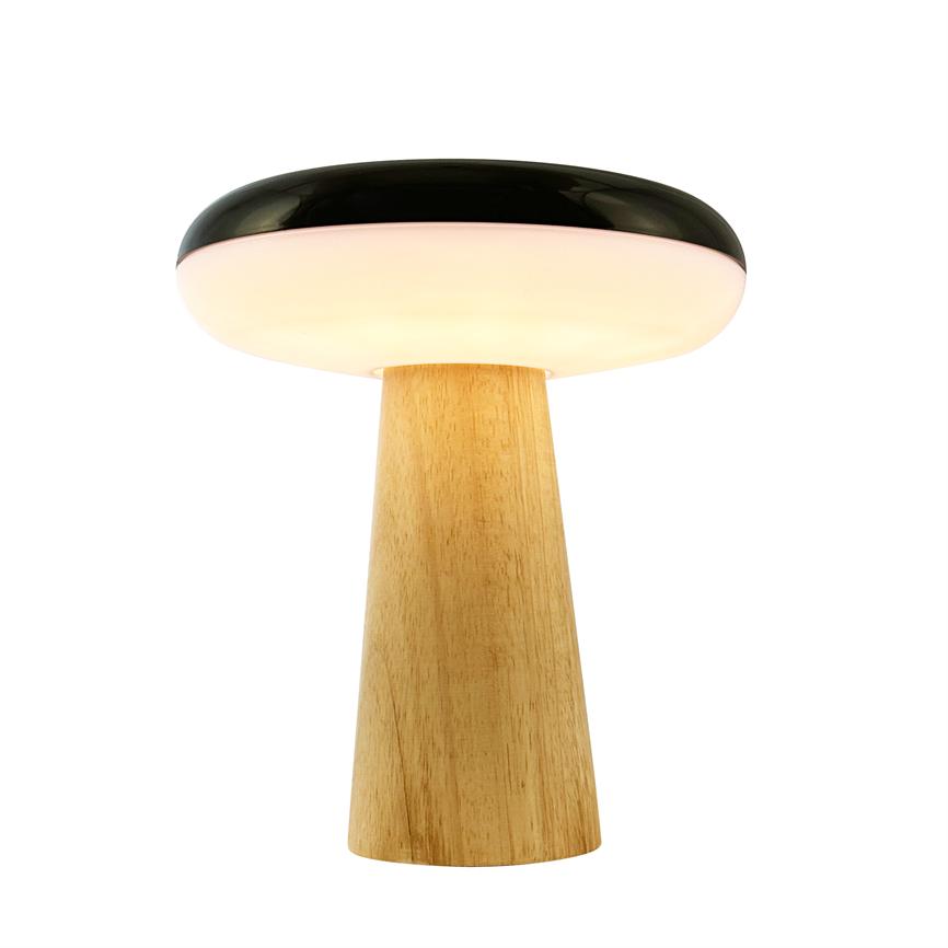Tischleuchte mit konischem Holzsockel und flachem, weißen Lampenschirm mit schwarzem Rand strahlt weiches, warmes Licht aus und steht allein vor einem neutralweißen Hintergrund.