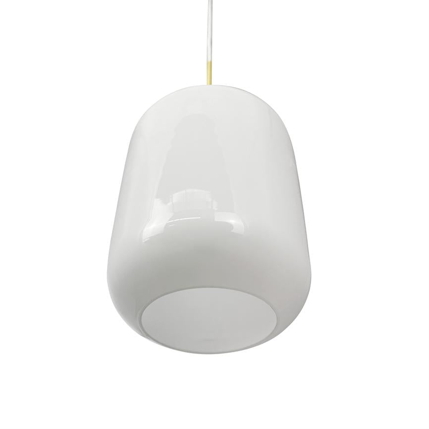 Hvid glaspendel hænger i en tynd ledning; rund, cylinderformet skærm med blank overflade og mat underside mod en neutral, hvid baggrund.
