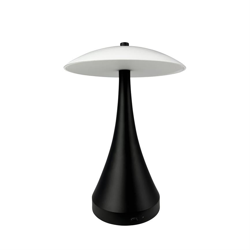 Eine Tischlampe steht: Ein schlanker, schwarzer konischer Fuß trägt einen breiten, flachen weißen Schirm; isoliert vor einem einheitlichen weißen Hintergrund.