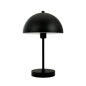 Sort kuppelformet bordlampe kaster nedadrettet lys over et slankt, lodret skaft og rund base; står isoleret mod en ren, hvid baggrund.