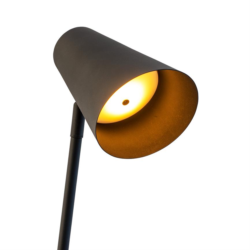 Schwarze Stehleuchte wirft warmes, gelbes Licht nach unten; Der schräg abgewinkelte Metallschirm sitzt auf einem schlanken schwarzen Stab vor einem einheitlichen weißen Hintergrund.