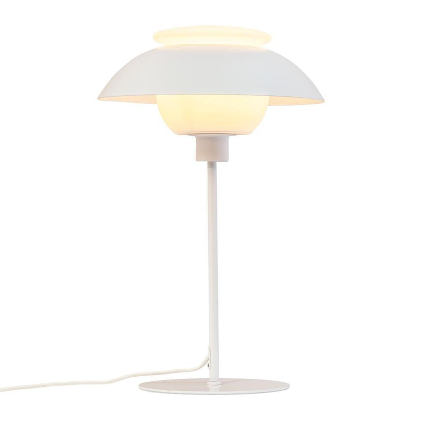 Eine weiß geschichtete Kuppel-Tischlampe wirft warmes, weiches Licht auf einen schlanken Ständer mit rundem Sockel und freiliegendem Kabel vor einem einheitlichen weißen Hintergrund.
