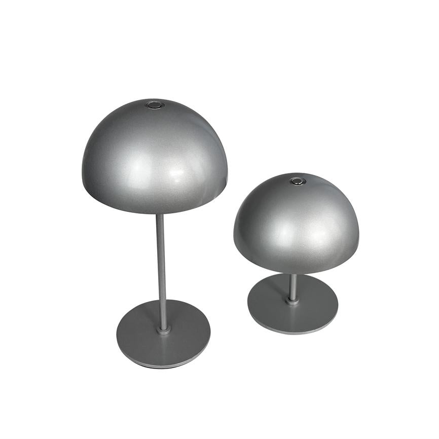 Zwei silbrige, pilzförmige Lampen stehen in unterschiedlichen Höhen; Jedes hat eine schlanke Stange und einen runden Sockel, eine reflektierende Metalloberfläche und einen kleinen oberen Knopf auf weißem Hintergrund.