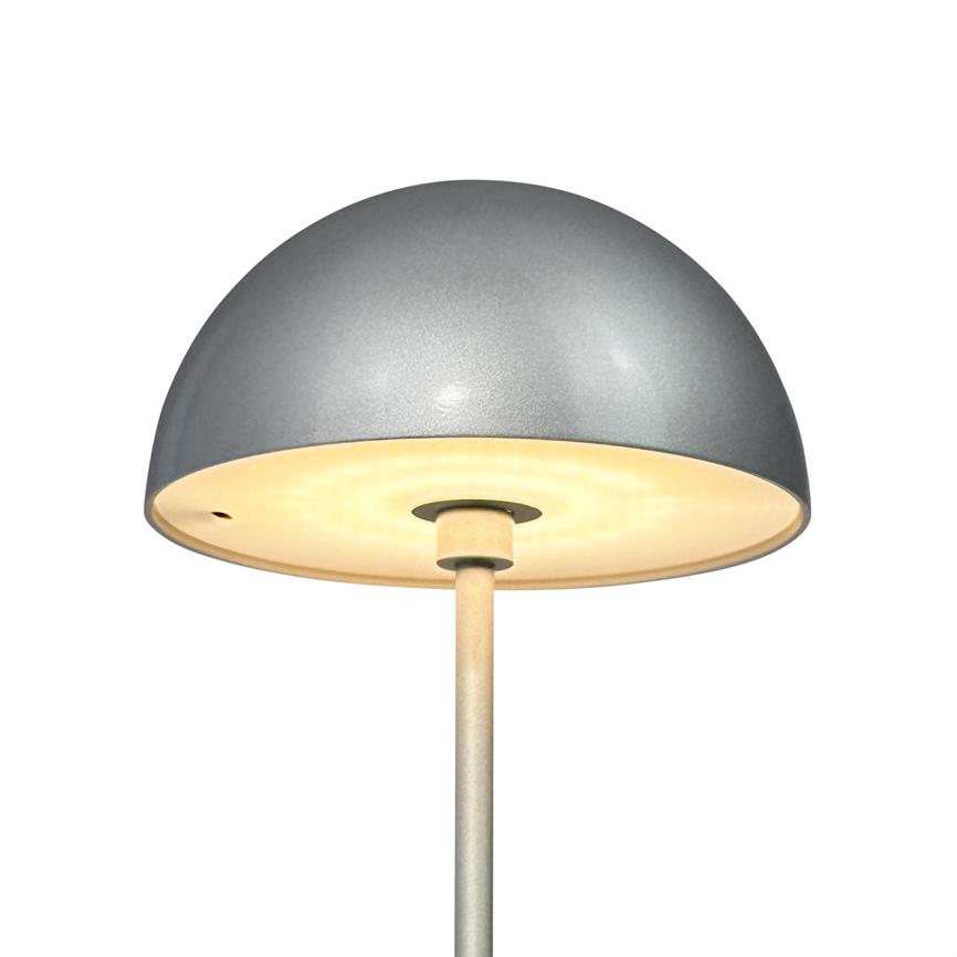 Eine graue, halbkugelförmige Lampe erstrahlt in warmem Innenlicht; Sein weißer Innenraum, die zentrale Metallstange und die matte Oberfläche heben sich vor einem reinweißen Hintergrund ab.