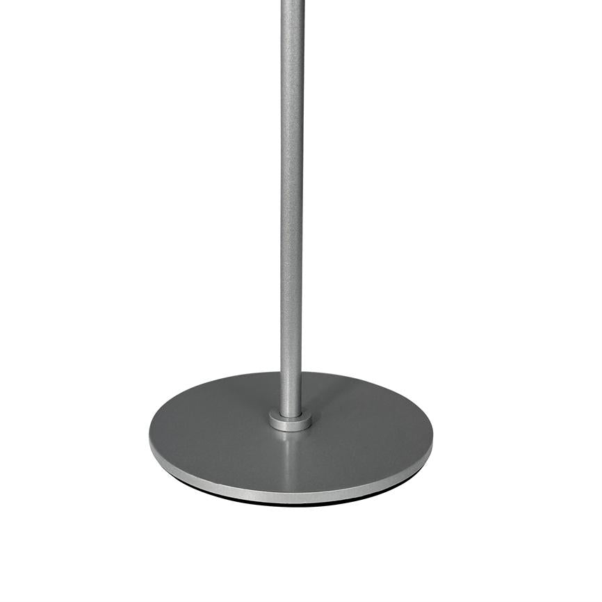 Ein schlanker Metallstab steht vertikal und ist in einem flachen, runden Metallsockel montiert, isoliert vor einem einheitlichen weißen Hintergrund.