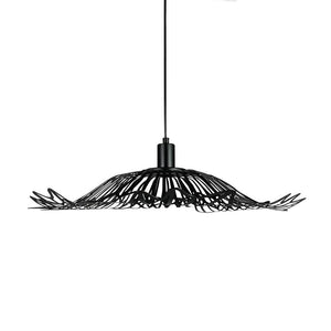 Ein schwarzer pendel-Lampe mit wellenförmigen, ineinander verschlungenen Metallstreifen hängt an einem dünnen Draht vor einem sauberen, weißen Hintergrund.