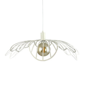 Hängelampe mit weißem, blattgemustertem Metallschirm, der einen Rauchglaskolben mit sichtbarem Glühfaden umgibt; Die Lampe hängt an einer weißen Schnur vor einem gleichmäßig weißen Hintergrund.