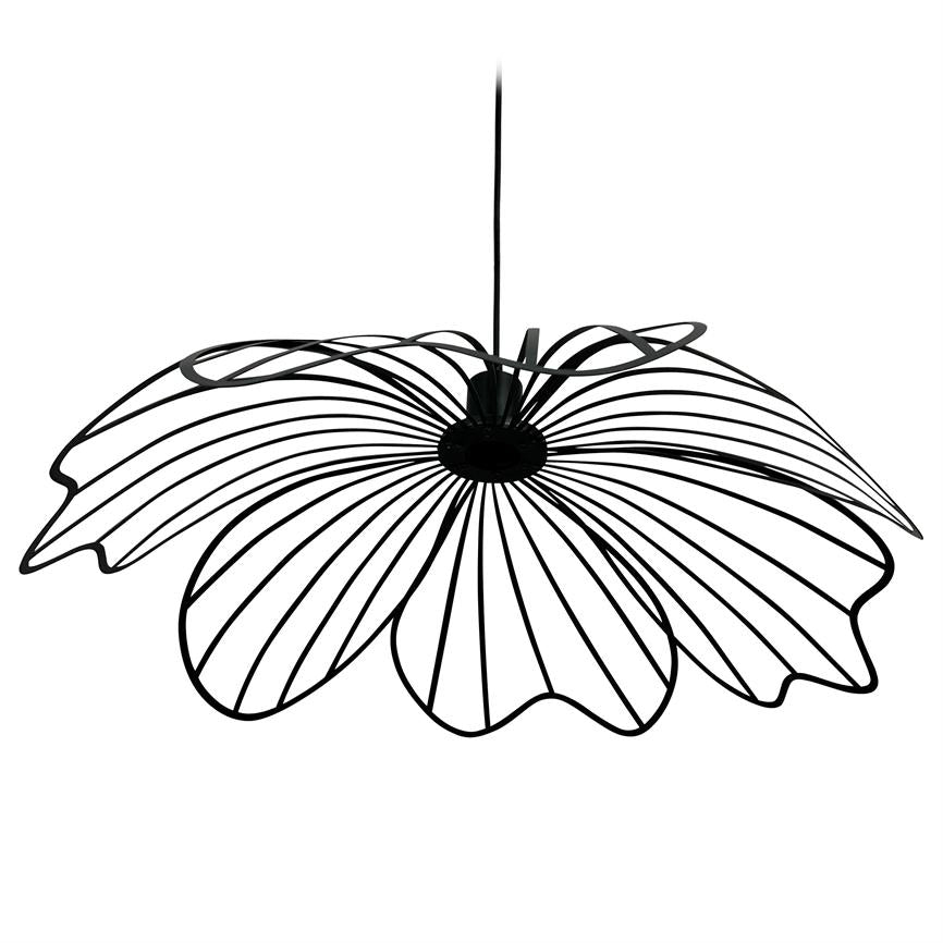 Eins pendel- Lampe in Form einer großen Blume; Schwarze Metallfäden bilden radiale, wellenförmige Blütenblätter um eine zentrale Fassung, die an einem dünnen Draht vor einem weißen Hintergrund aufgehängt sind.