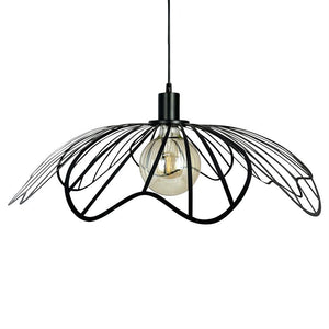 Eine schwarze Pendelleuchte mit Drahtgestell hängt an einer Schnur mit einer sichtbaren Glühbirne; blumenartiger offener Bildschirm über einem neutralweißen Hintergrund.