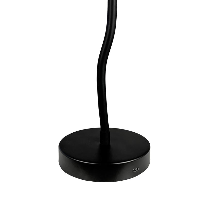 Schwarzer runder Lampensockel mit gebogenem, flexiblem Hals, steht aufrecht und lässt sich leicht biegen; Seitlich sichtbarer USB-C-Eingang, isoliert vor einem reinweißen Hintergrund.