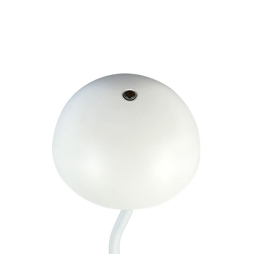 En rund, hvid lampe med en lille metalknap i toppen sidder på en krum, hvid sokkel, isoleret mod en ensartet, hvid baggrund.