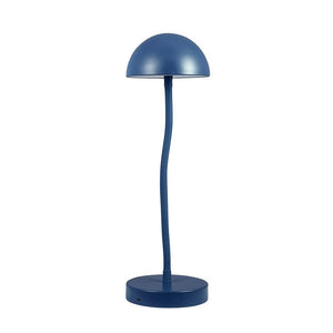 Die blaue Tischlampe erhebt einen halbkugelförmigen Schirm auf einem leicht gebogenen Stab über einem runden Sockel vor einem weißen, neutralen Hintergrund.
