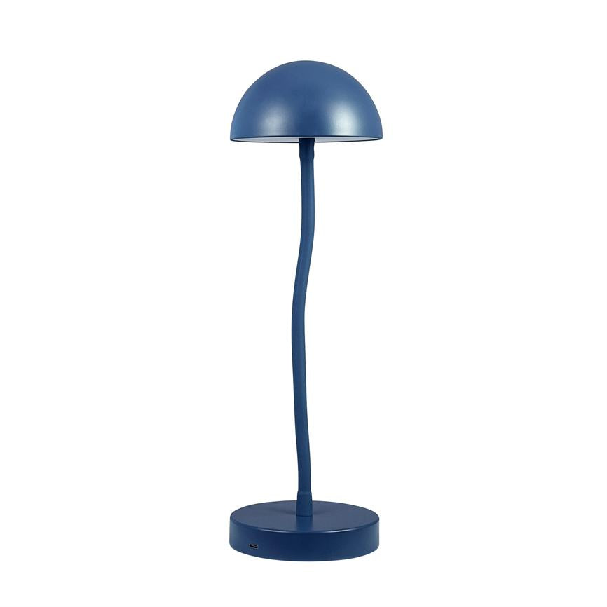 Die blaue Tischlampe erhebt einen halbkugelförmigen Schirm auf einem leicht gebogenen Stab über einem runden Sockel vor einem weißen, neutralen Hintergrund.