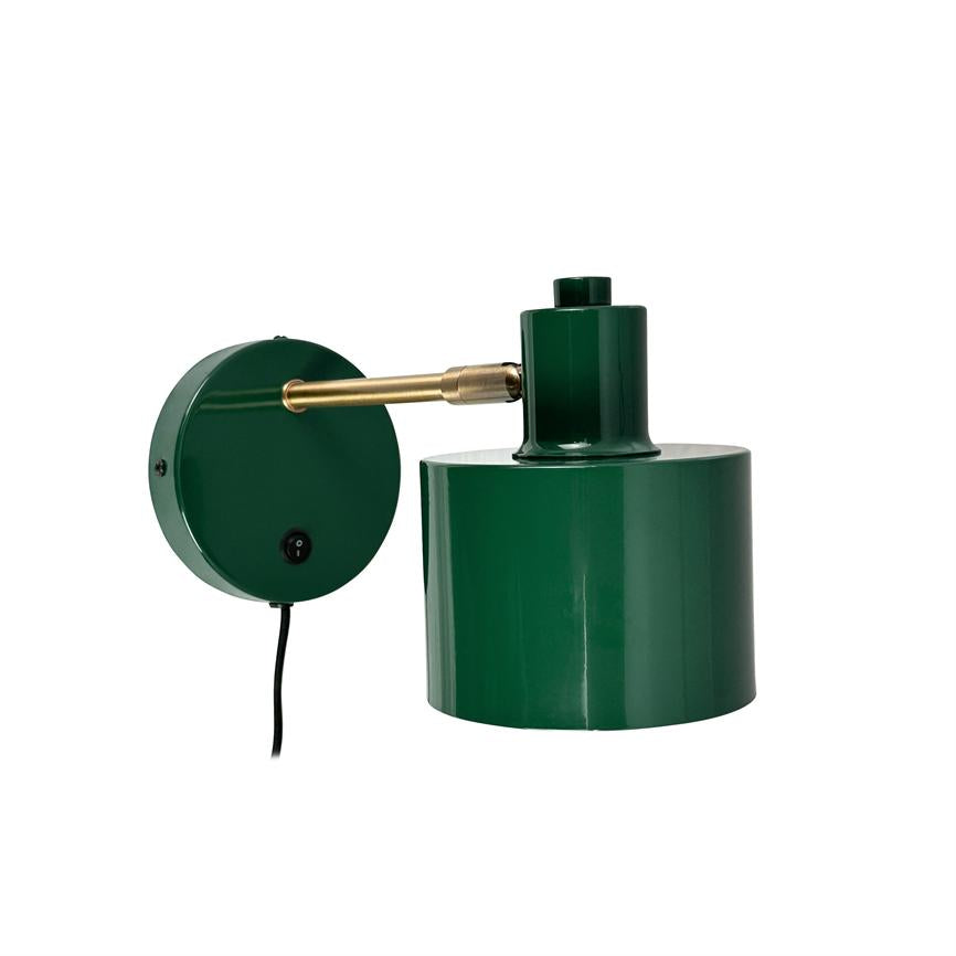 Wandleuchte: Lampenschirm aus grünem Metall, montiert auf einem kurzen Messingarm, befestigt an einem runden grünen Wandsockel; Schwarzes Kabel und Schalter, die vor einem neutralweißen Hintergrund herunterhängen.