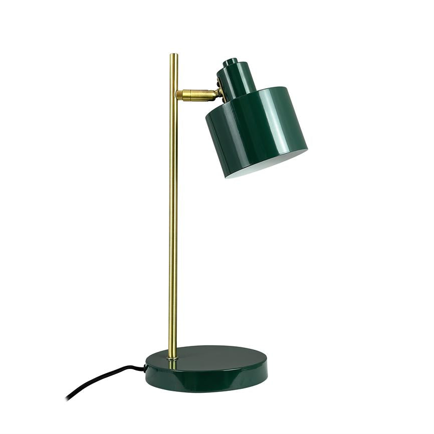 Grøn metal bordlampe med messingstang står på rund fod; lampeskærm er vinklet nedad som skrivebordslampe, med sort ledning liggende mod venstre på hvid, ensartet baggrund.