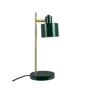 Eine dunkelgrüne Tischlampe mit rundem Sockel und goldfarbenem vertikalem Stab; an adjustable cylindrical lamp head hangs from the pole; An der Basis liegt ein schwarzer Draht vor einem weißen Hintergrund.