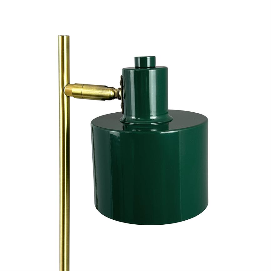 Grønt metal lampehoved sidder monteret på en lodret messingstang via et justerbart hængsel og peger let nedad; cylindrisk, blank overflade mod hvid baggrund.
