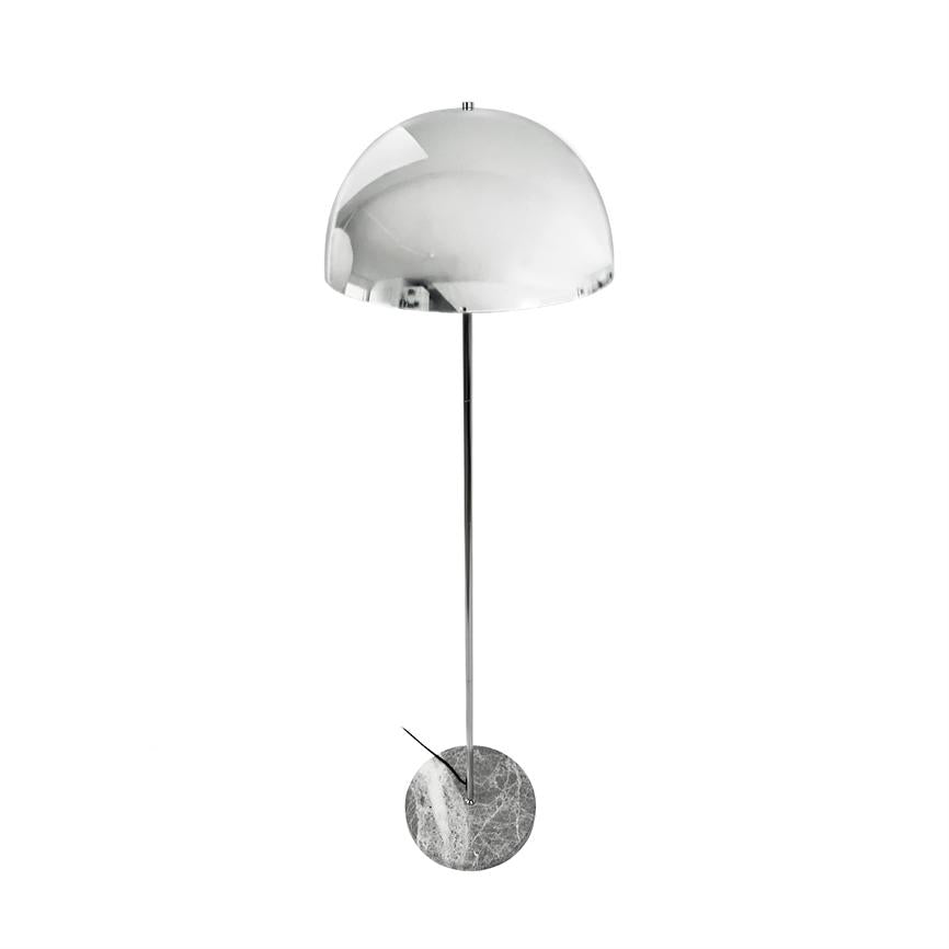 Eine hohe, moderne Stehlampe steht aufrecht; halbkugelförmiger Chromschirm, schlanker Metallstab und runder Marmorsockel auf weißem, minimalistischem Hintergrund.