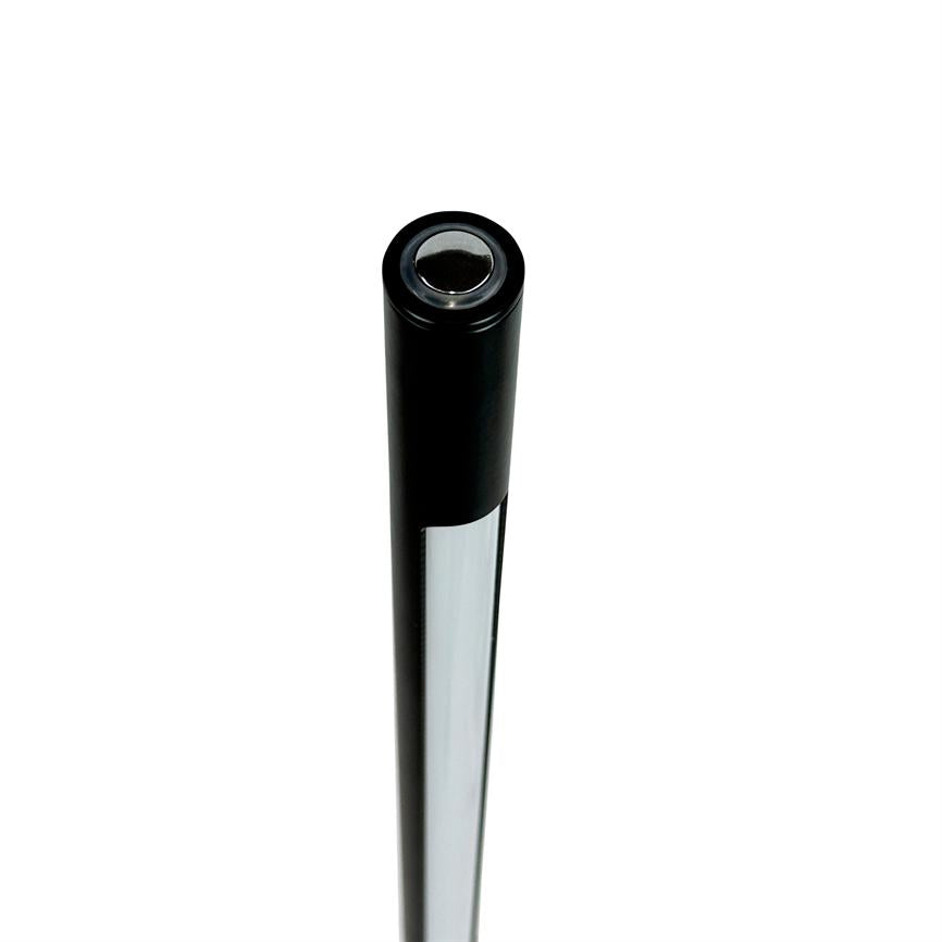 En metalstang står lodret med sort kunststofkappe i toppen; det blanke sølvfarvede skaft rækker opad mod en ensartet hvid studiebaggrund.