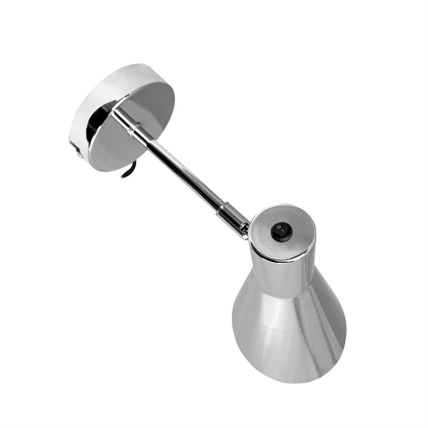 Wandleuchte aus poliertem Chrom: Arm mit runder Wandhalterung und verstellbarem kegelförmigem Schirm, Ein-/Ausschalter oben; montiert in vorwärts/nach unten geneigter Position vor weißem Hintergrund.