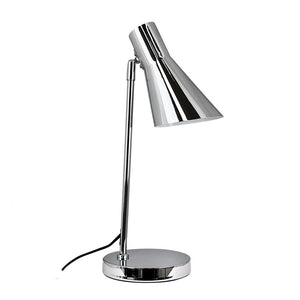 Krom skrivebordslampe med skråt nedadrettet skærm, monteret på slank stang og rund fod; synlig sort ledning på ensartet hvid baggrund.