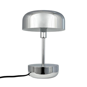 Eine Tischlampe aus poliertem Chrom mit runder Kuppel ruht auf einem dünnen Stab über einem runden Sockel; Schwarzes Kabel zeigt nach links, auf weißem Hintergrund.