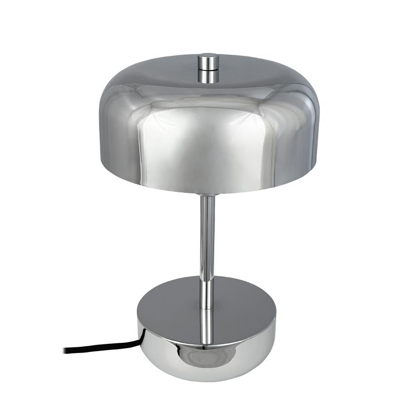 Krom bordlampe står på rund fod; slank søjle forbinder til en rund, reflekterende kuppel-skærm, som spejler omgivelserne; sort ledning ligger ud til venstre på hvid baggrund.