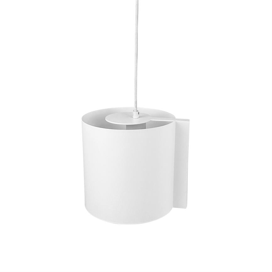 Hvid cylinderformet pendellampe hænger i en tynd ledning, med en indre cirkulær topplade og en flad rektangulær sideflig, mod en ensartet hvid baggrund.