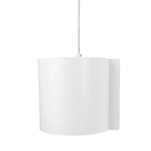 Hvid, cylindrisk lampe hænger i en tynd ledning, monteret med rektangulær bagplade; lampen er vendt nedad og står mod en ensartet, hvid baggrund.
