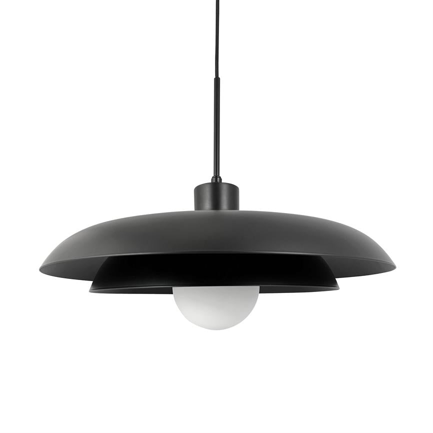 Die schwarze Hängelampe hängt an einer schwarzen Schnur, wobei unter zwei Schirmen eine runde weiße Glühbirne sichtbar ist. schlichtes, modernes Design in mattem Schwarz auf einem einheitlichen weißen Hintergrund.