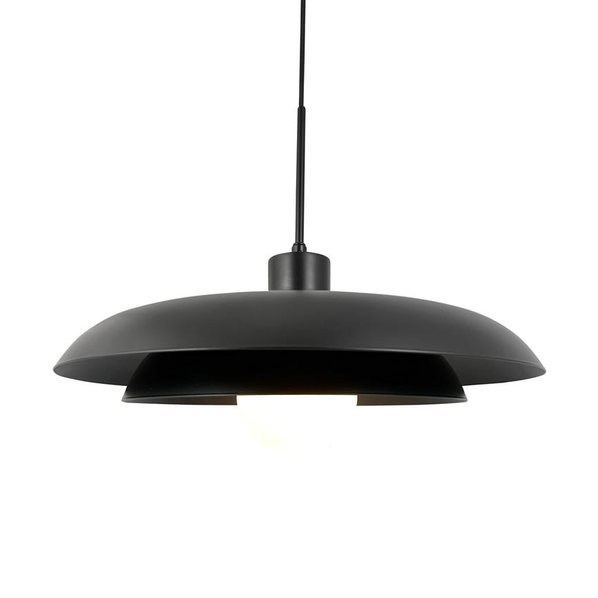 Schwarze, runde Pendelleuchte hängt an einem schwarzen Kabel und strahlt durch zwei überlappende Metallschirme weiches, nach unten gerichtetes Licht ab. Umgebung: neutralweißer Hintergrund, modern und minimalistisch.