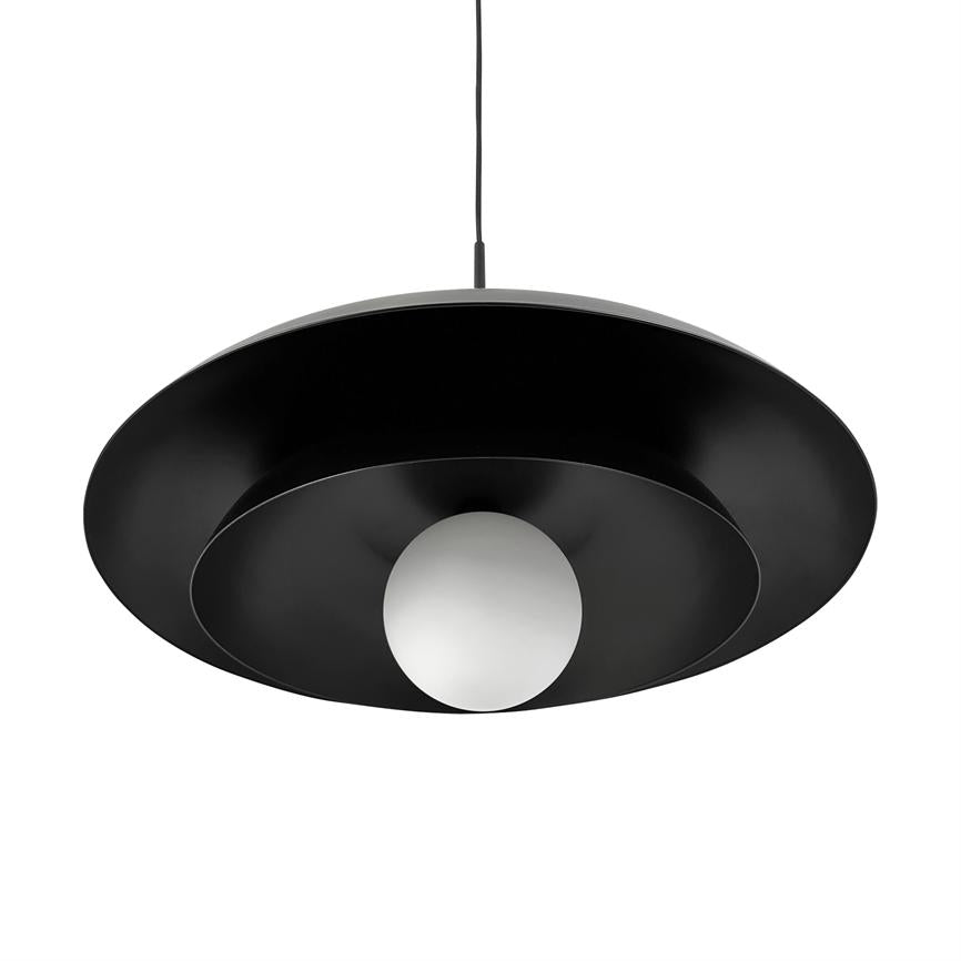 Schwebende schwarze Pendelleuchte mit zwei konzentrischen Schirmen und einer weißen runden Glühbirne in der Mitte; an einem schwarzen Draht auf einem neutralweißen Hintergrund aufgehängt.