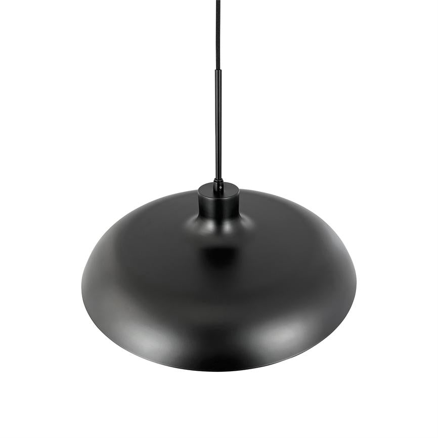 Schwarze Pendelleuchte hängt an dünner Schnur vor weißem Hintergrund; breiter, schalenförmiger Metallschirm mit mattem Finish, schlichtes und modernes Design für die Deckenbeleuchtung in minimalistischen Räumen.